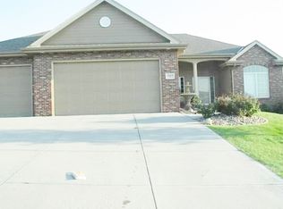 17017 Erskine St, Omaha, NE 68116