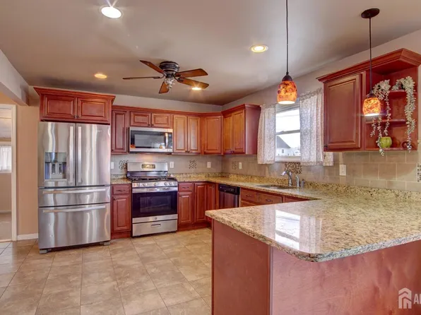 50 Pinetree Dr, Parlin, NJ 08859