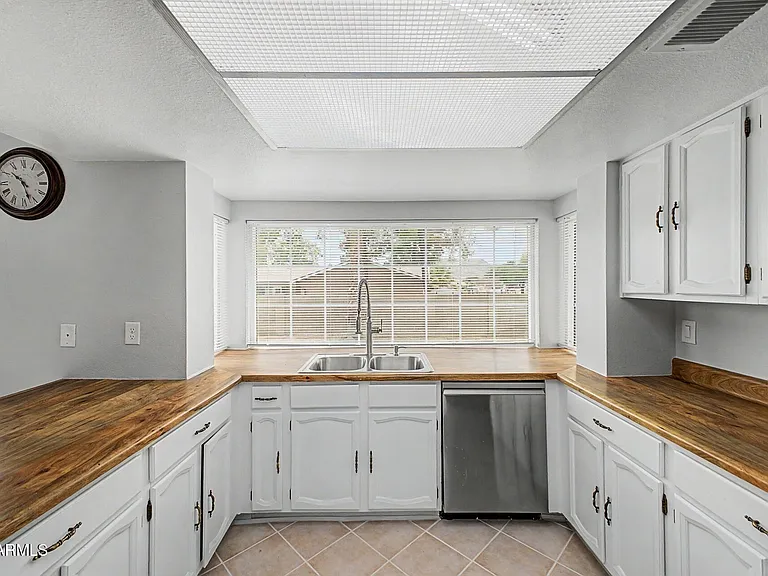 2457 W Redfield Rd — Photo 21