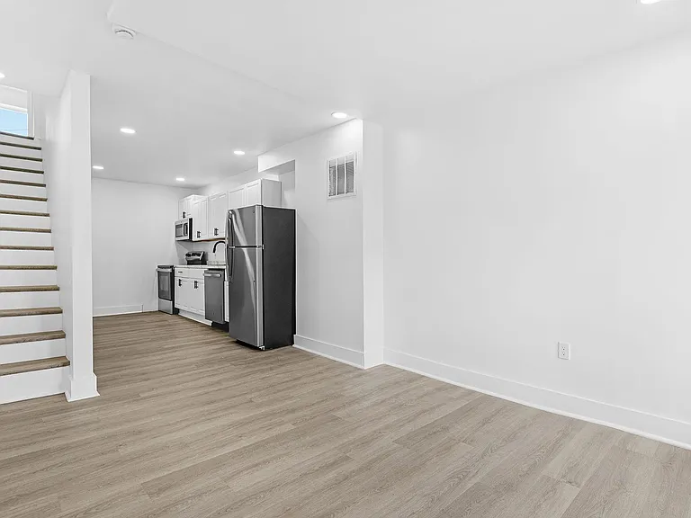 2213 E Madison St — Photo 4
