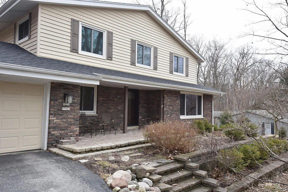 W224N7609 Wooded Hills Dr photo 1