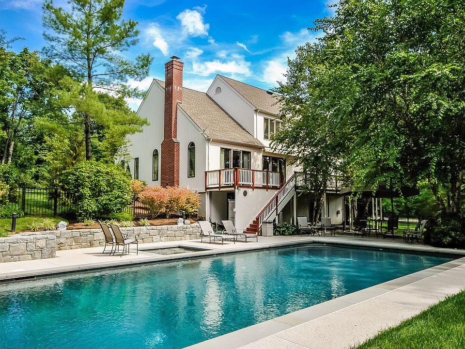 1st image of 5 Purchase Hills Dr