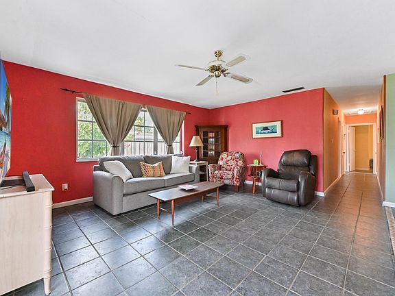 4th image of 114 SE Serenata Court