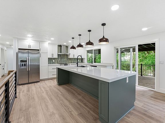 3rd image of 871 N Bonita Way E
