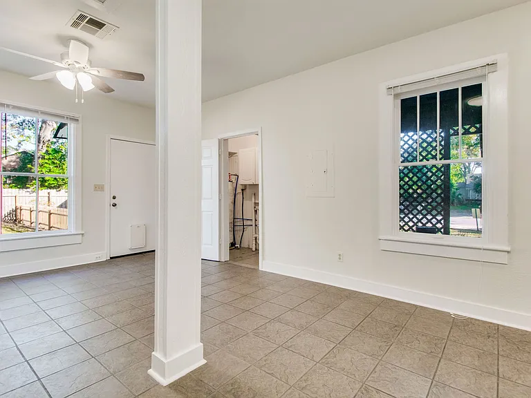 1224 E Strong St — Photo 22
