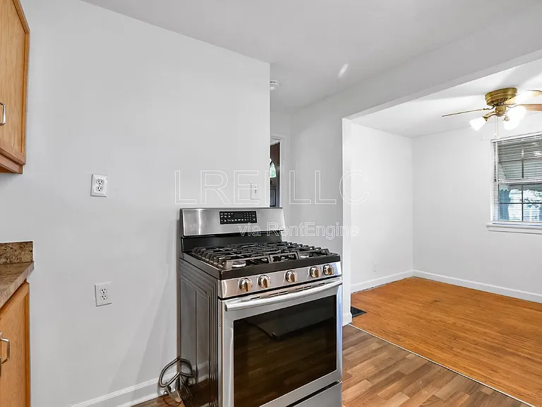 702 Compton St — Photo 4