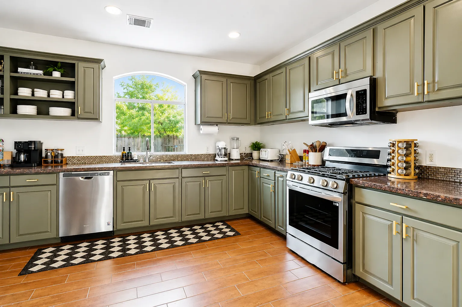 5 bed, 3.5 bath, 2552 sqft, $4,500 — Photo 4