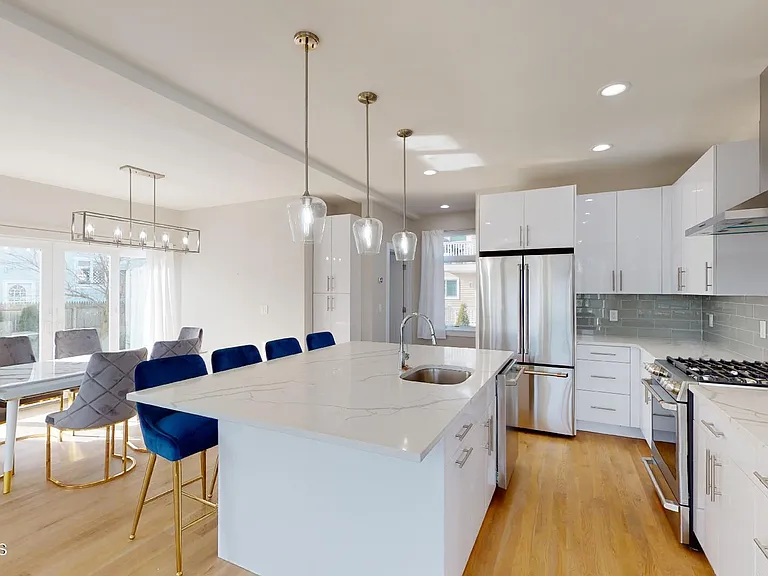 1 Howland Ave — Photo 5