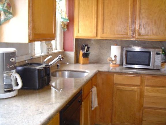 updated kitchen w/granite