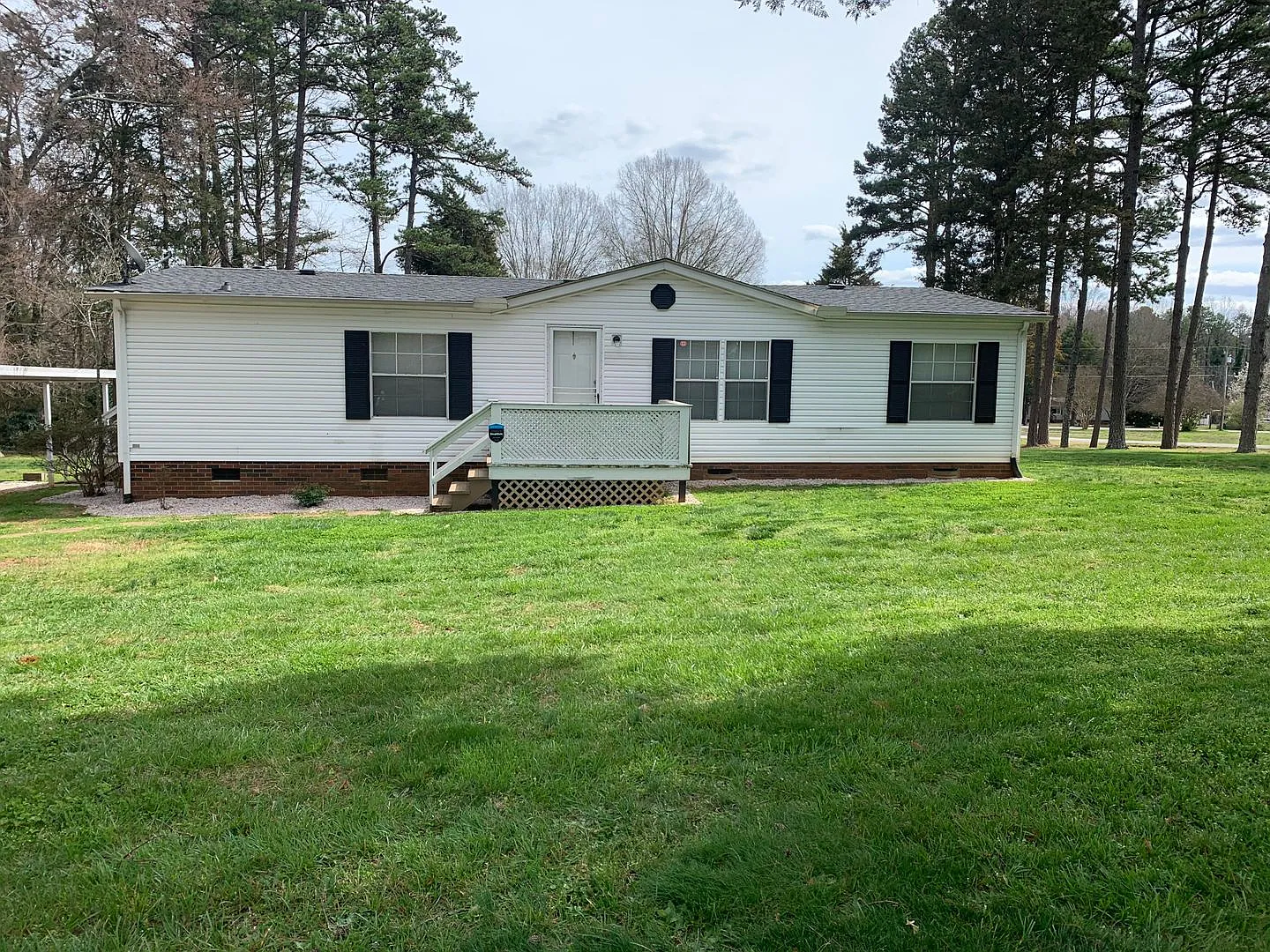 Spacious 3 Bed/2 Bath Home - Large Corner Lot - Split Floor Plan - 2 Car Carport - No Pets — Photo 1