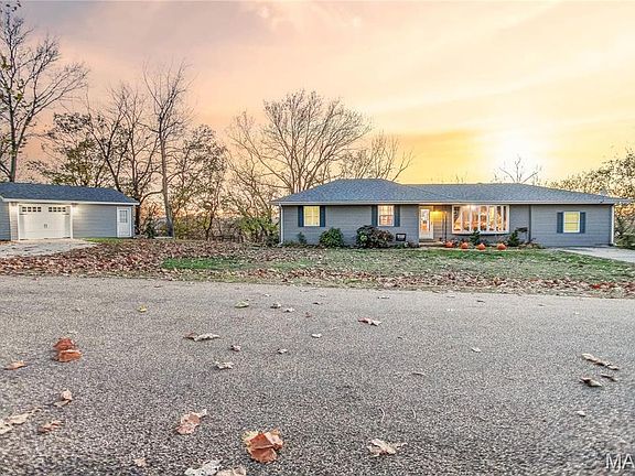 3rd image of 121 Douglas Dr