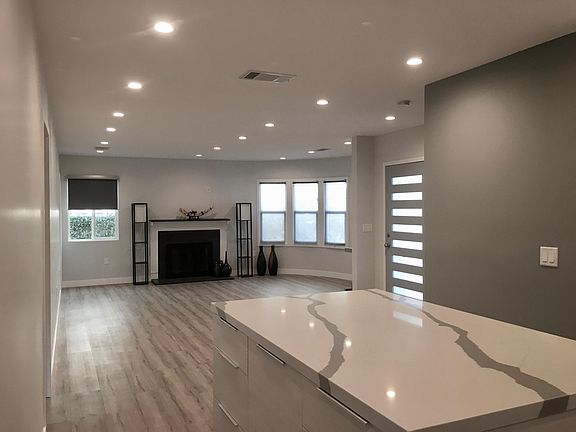 3rd image of 4561 Cahuenga Blvd