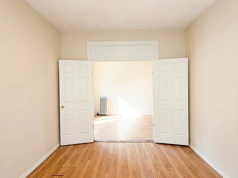519 Sheffield Ave #2R — Photo 3
