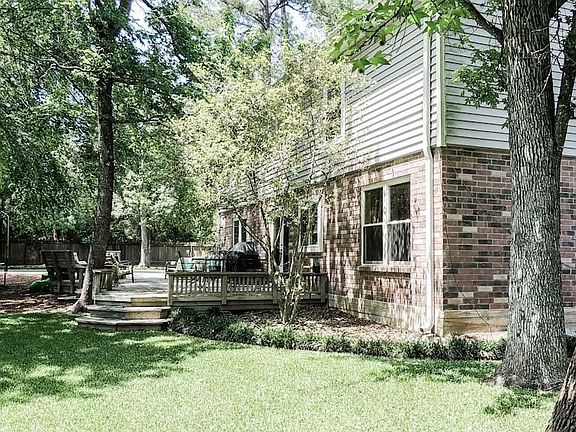 Nice, shaded deck, great for entertaining.