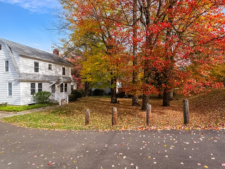 31 Hillandale Rd — Photo 3