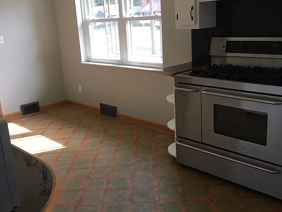 5th image of 2996 Englewood Dr