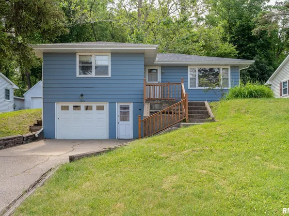 2027 Harrison Dr, Clinton, IA 52732