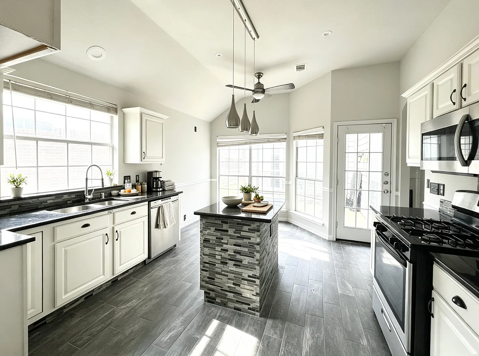 4 bed, 1786 sqft, $2,499 — Photo 3