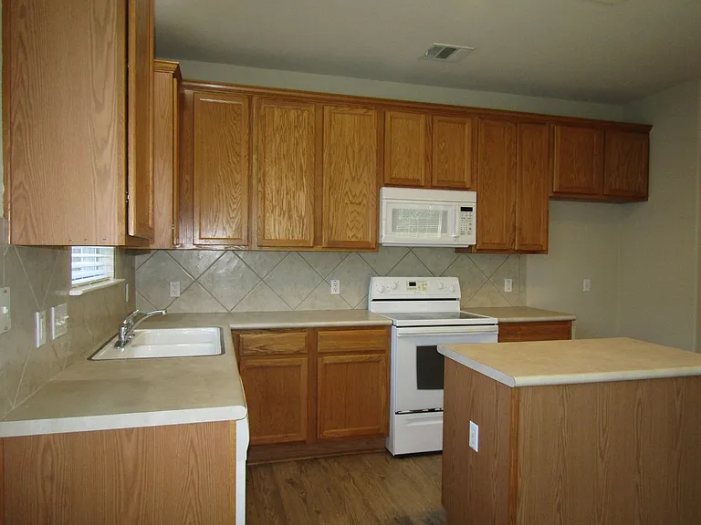 593 Cullen Blvd — Photo 9
