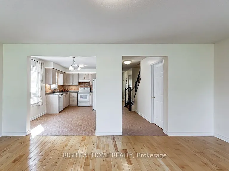 402 Lausanne Cres — Photo 9