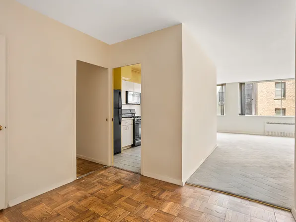 333 East 69th Street image 2 of 6