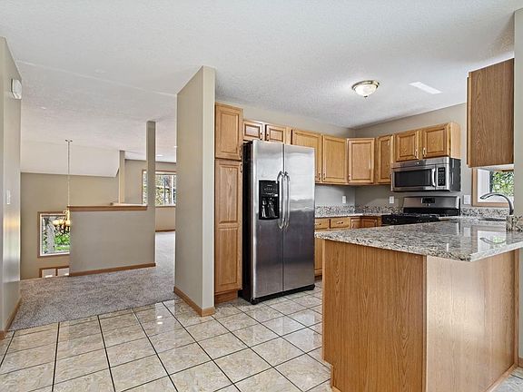 4th image of 356 Arlington Ave W