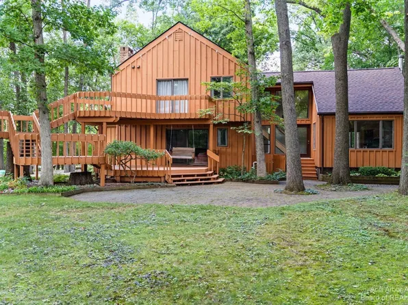 7725 Jennings Rd, Whitmore Lake, MI 48189