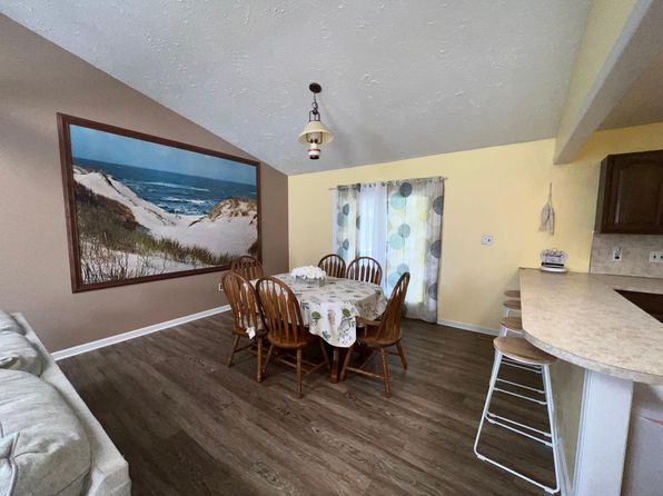 204 Loganberry Ln