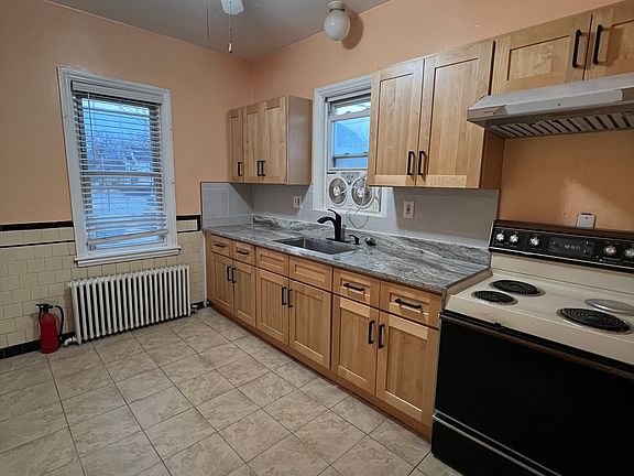 2nd image of 74 Auburn St APT 1