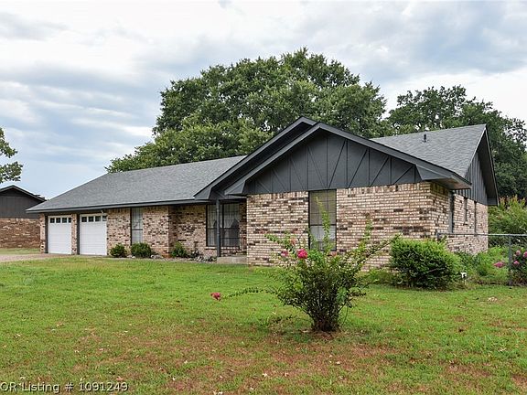 3rd image of 1623 Colonial Dr