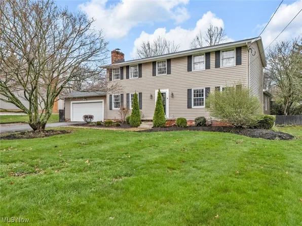 3629 Smith Kramer St NE, Hartville, OH 44632