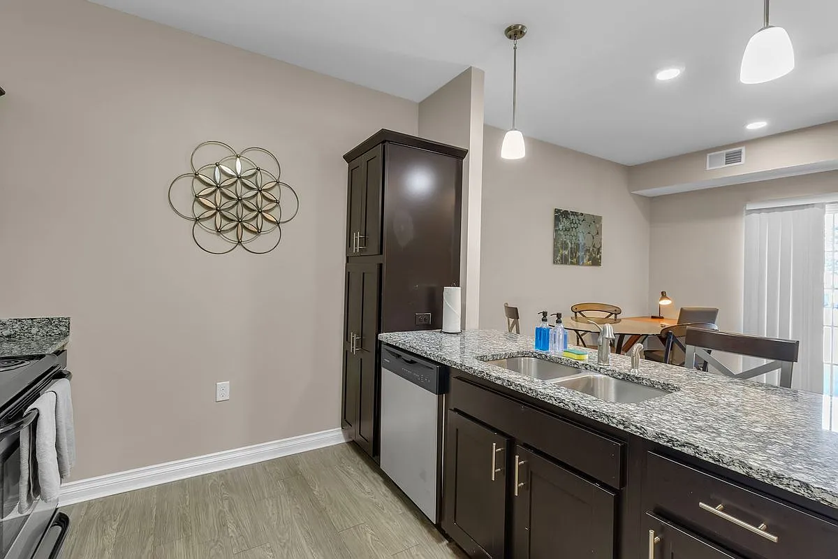 1 bed, 1.0 bath, 977 sqft, $1,826 — Photo 2