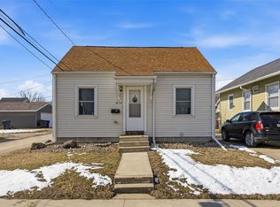 816 10th St NW, Cedar Rapids, IA 52405
