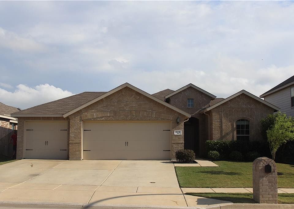1st image of 525 Crown Oaks Dr