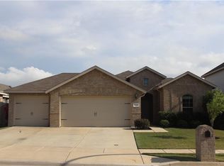 525 Crown Oaks Dr, Fort Worth, TX 76131