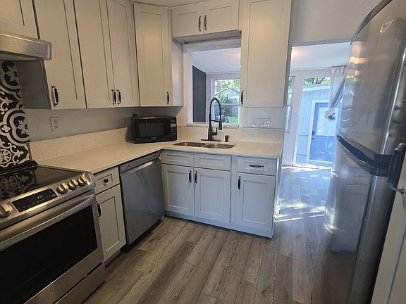 3rd image of 919 E Flora St