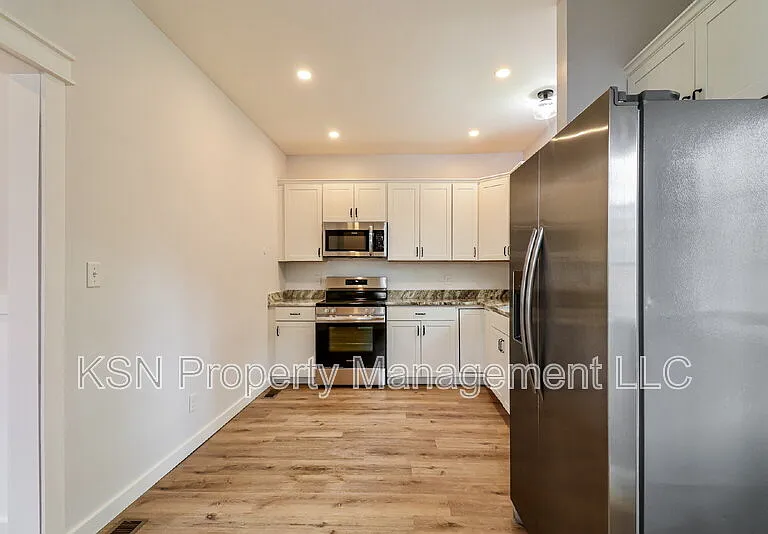 1025 W 38th St — Photo 2