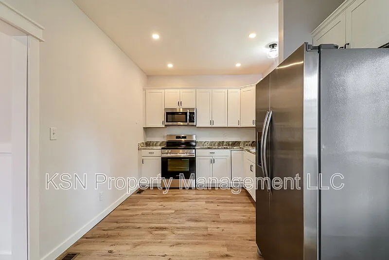 Building Photo - 1025 W 38th St