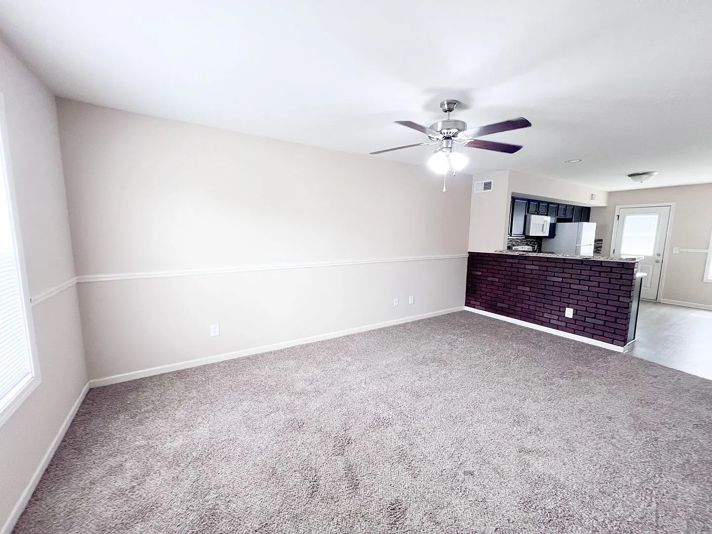 2 Bedroom 1.5 Bathroom Townhome — Photo 3