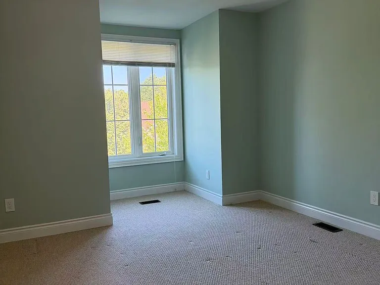 142 Hall St — Photo 3
