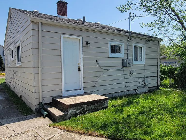 23153 Stewart Ave — Photo 13