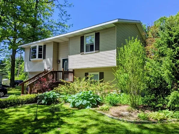 19210 Glendale Cir, Spring Lake, MI 49456