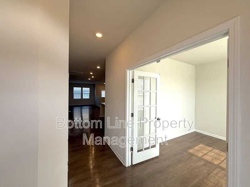 3 bed, 2.5 bath, 1897 sqft, $2,295 — Photo 3