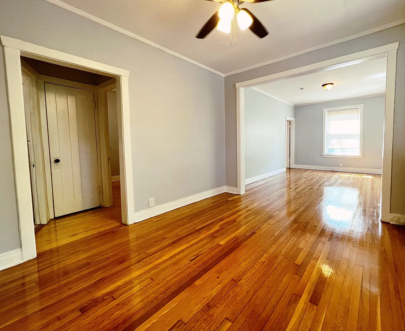 Lincoln Square Top Floor Corner 2-Bed / 1-Bath - Western Brown Line! Available November 4th! — Photo 4