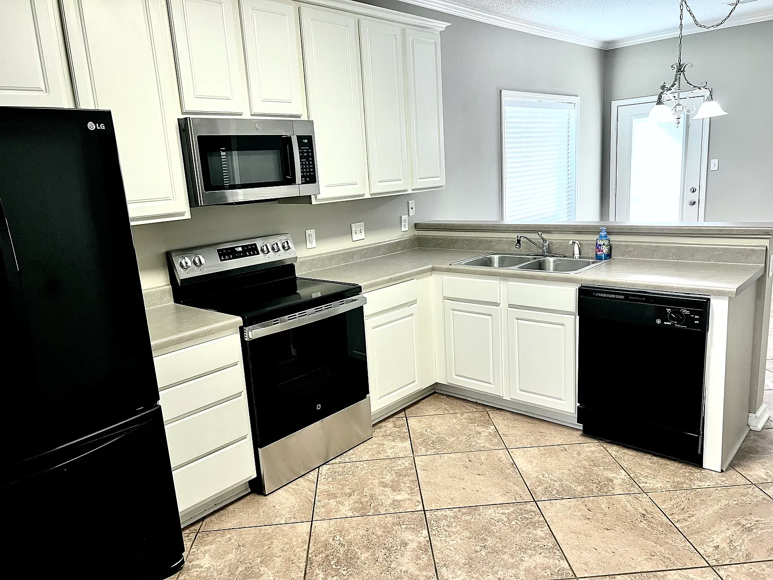 3 bed, 2.5 bath, 2054 sqft, $2,000 — Photo 3