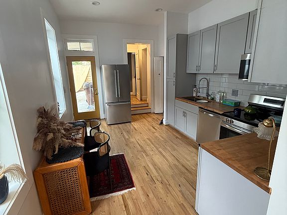 3rd image of 836 Perry St