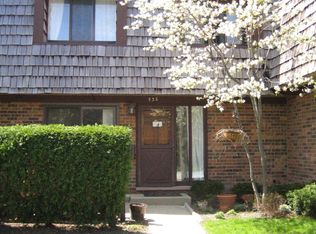 936 Spring Hill Dr, Northbrook, IL 60062