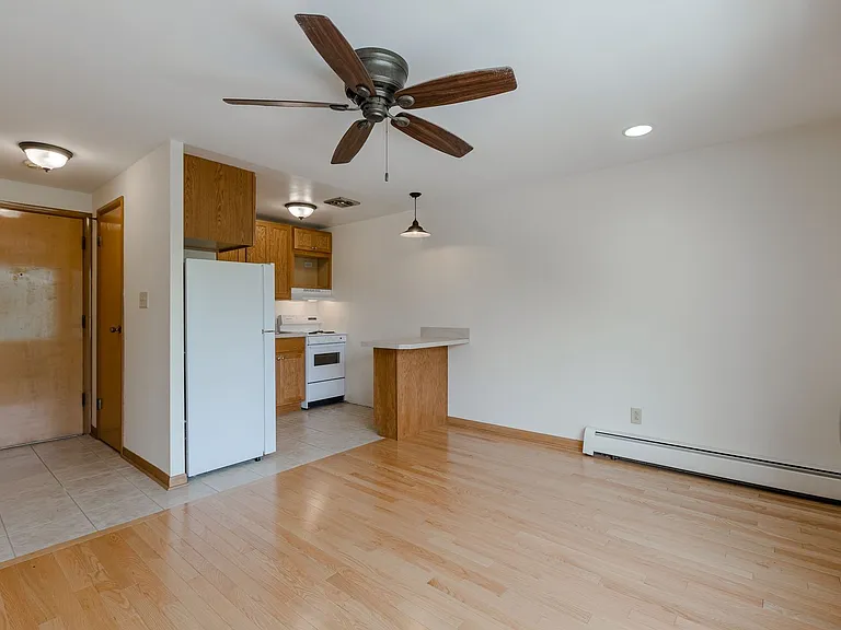 Chicago Place Apartments — Photo 6