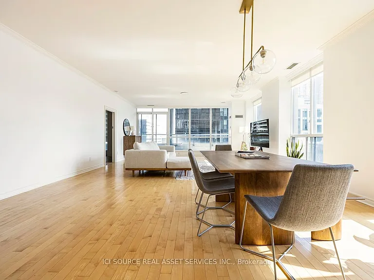 250 Wellington St W #Penthouse 40 — Photo 3