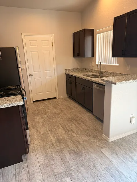 2 bed, 1000 sqft, $1,450 — Photo 2